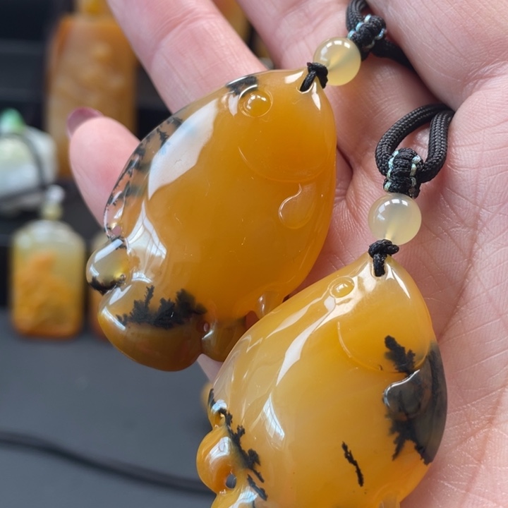 偶***器石英质玉（黄龙玉）未镶嵌挂件