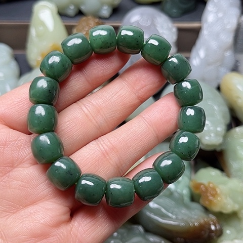 颈饰未镶嵌和田玉龍**人