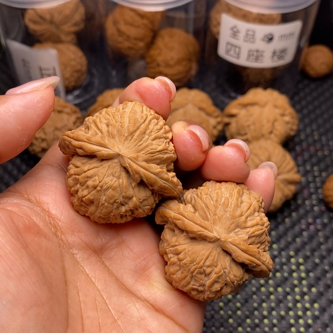 文玩核桃吊坠白狮子42