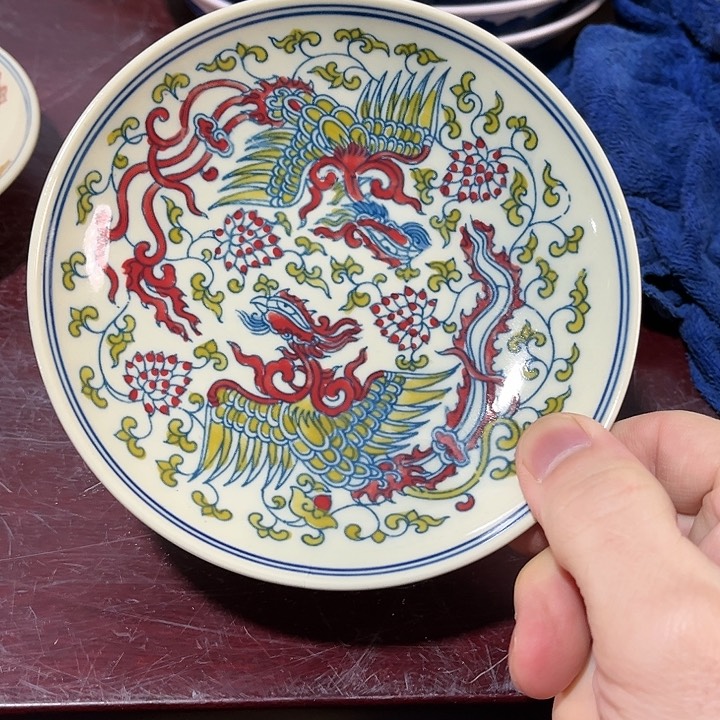 瓷片//////直径13.5厘米。黄。