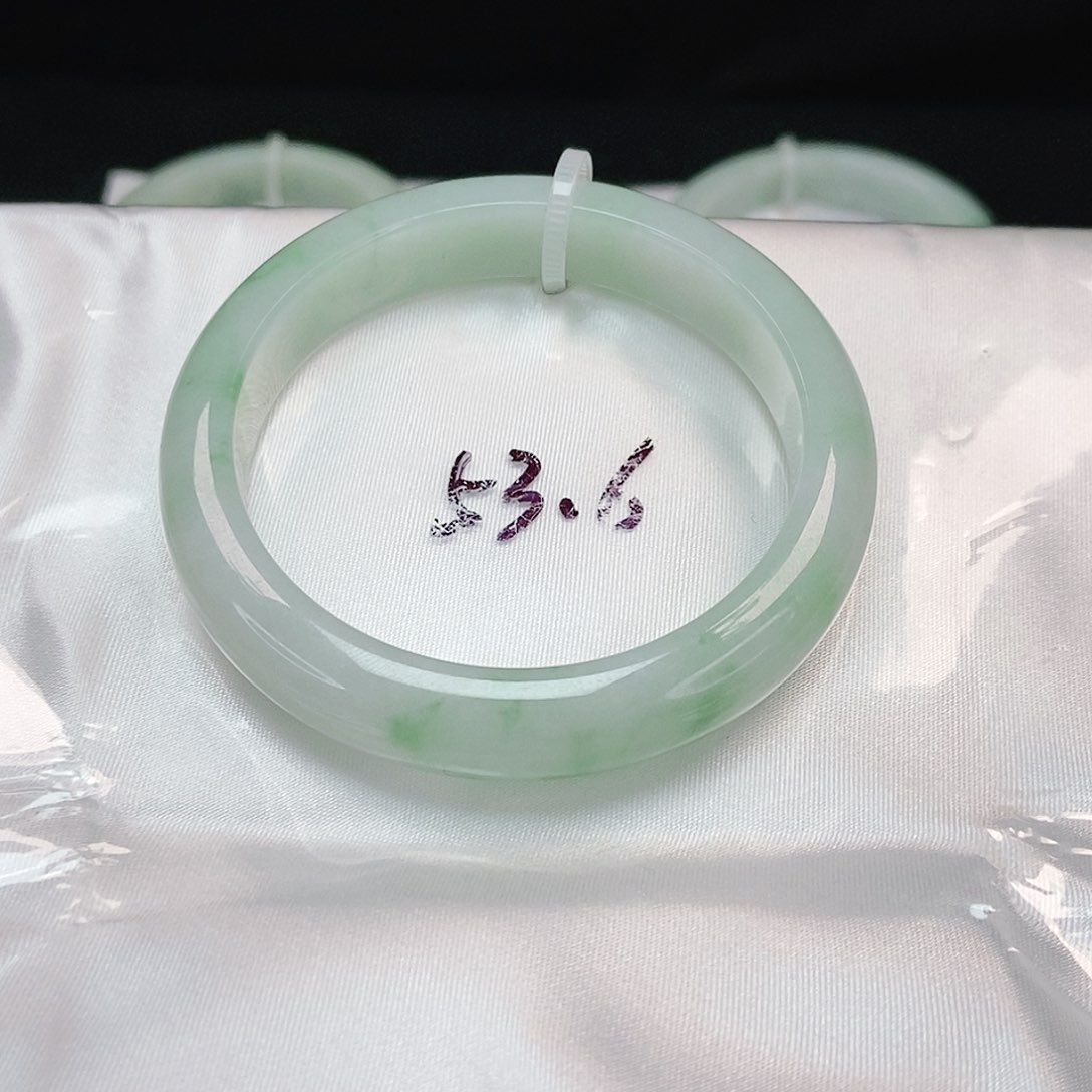 翡翠手镯未镶嵌泥鳅背