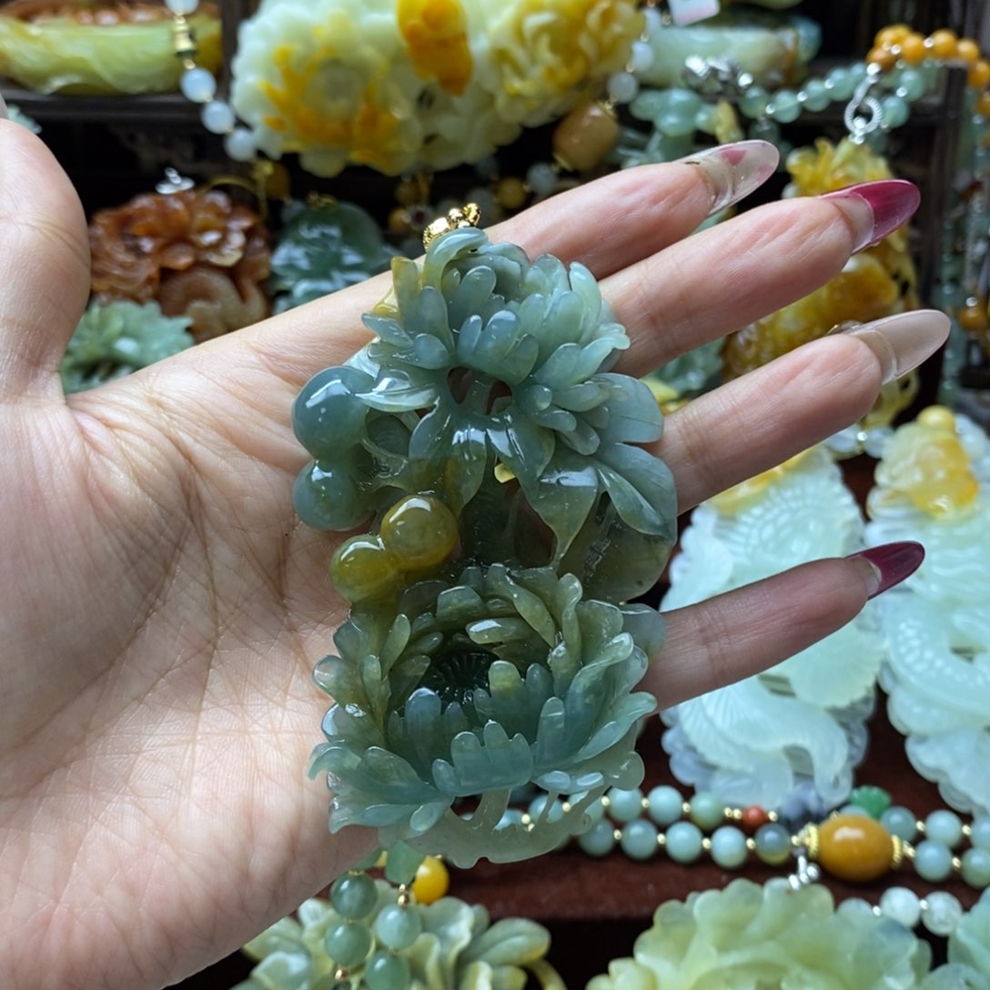蛇纹石玉颈饰未镶嵌清**人
