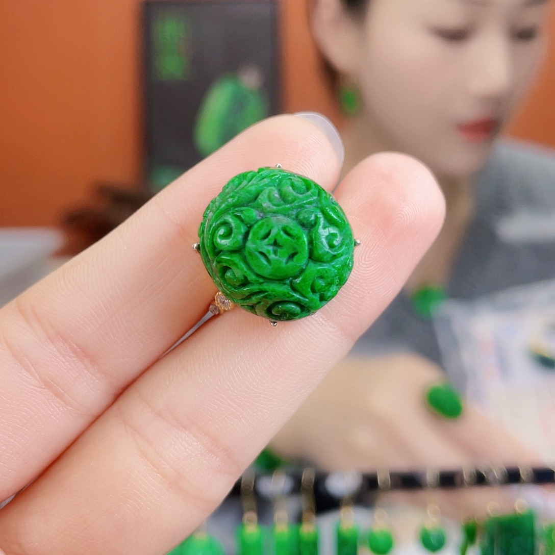 翡翠足银镶嵌耳饰