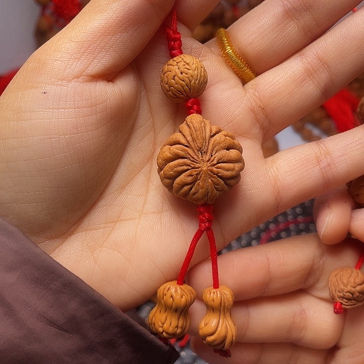 木质类龙纹桃枭挂件