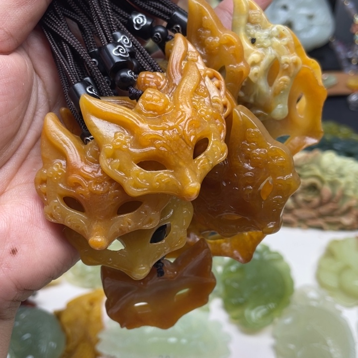 蛇纹石玉未镶嵌颈饰