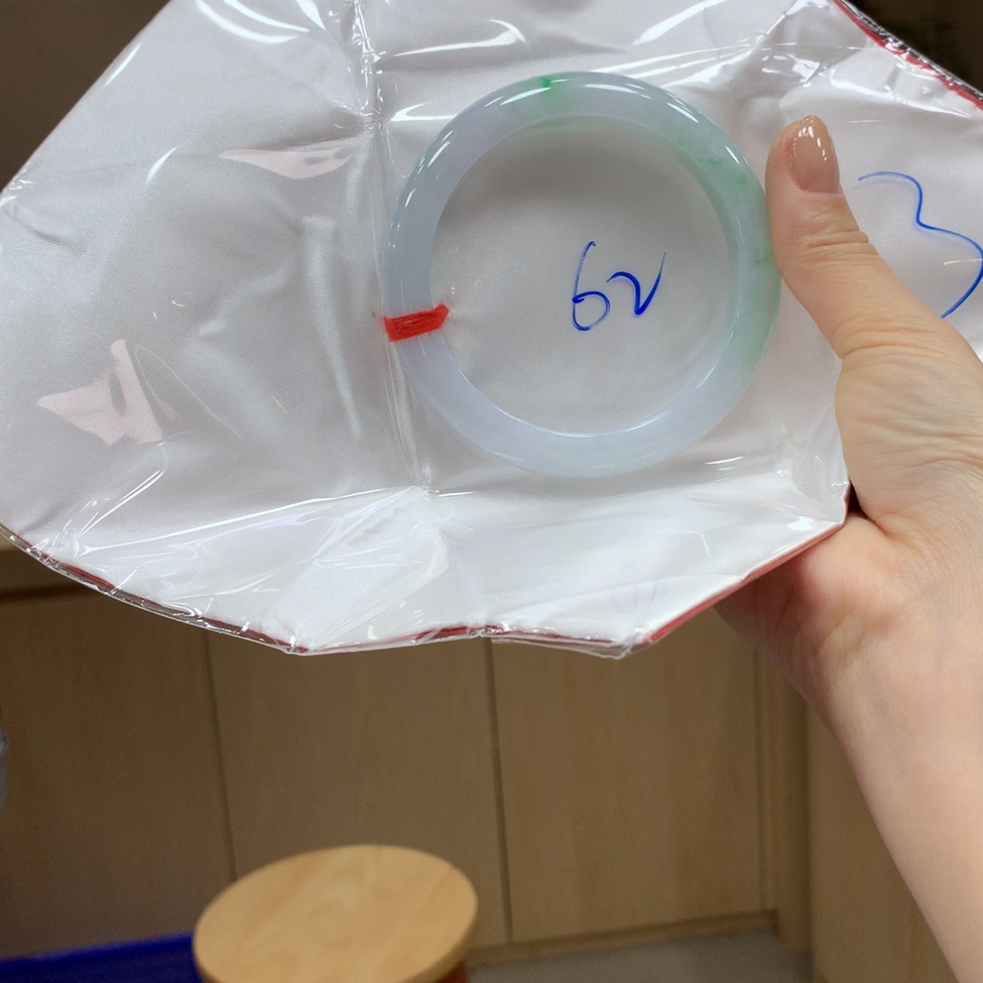 翡翠手镯未镶嵌不退不换