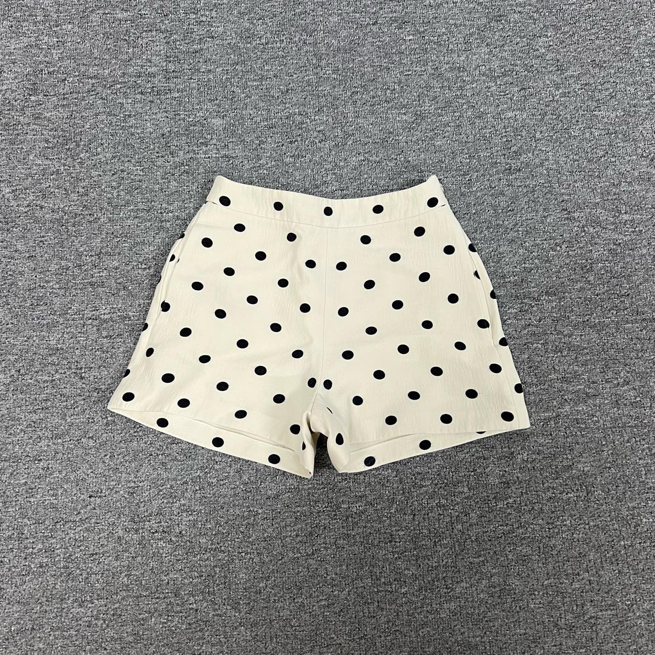95新 Valentino/华伦天奴 白色 波点 短裤 36码