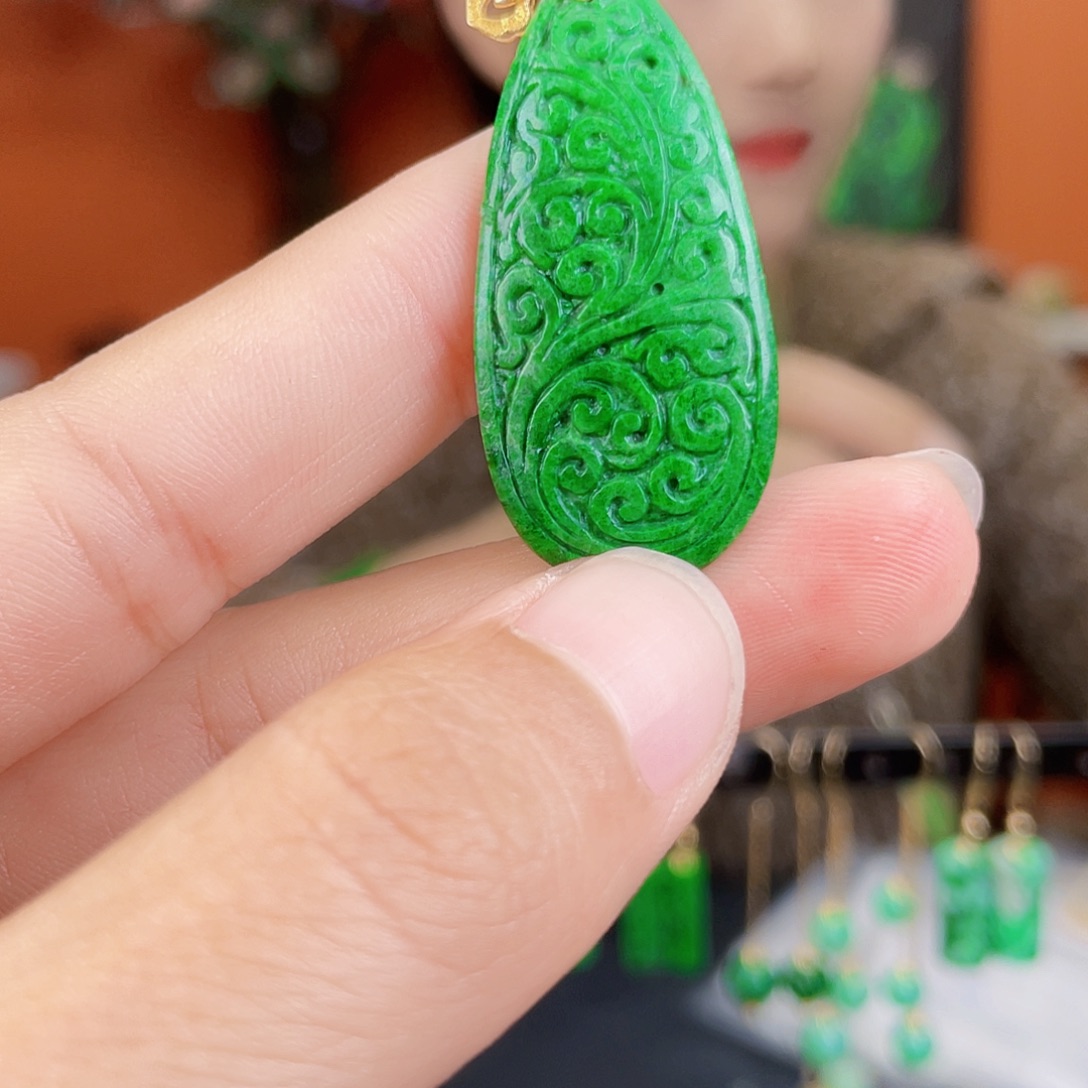 翡翠18K金镶嵌耳饰