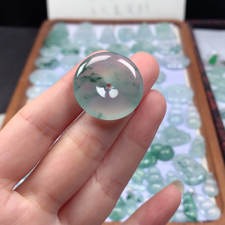 颈饰未镶嵌翡翠冰种飘花平安扣