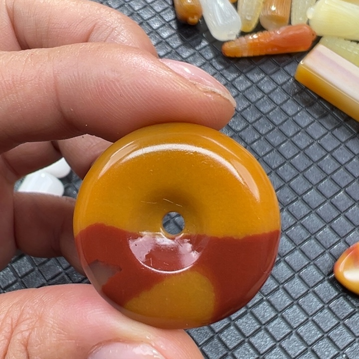 石英质玉（黄龙玉）颈饰未镶嵌