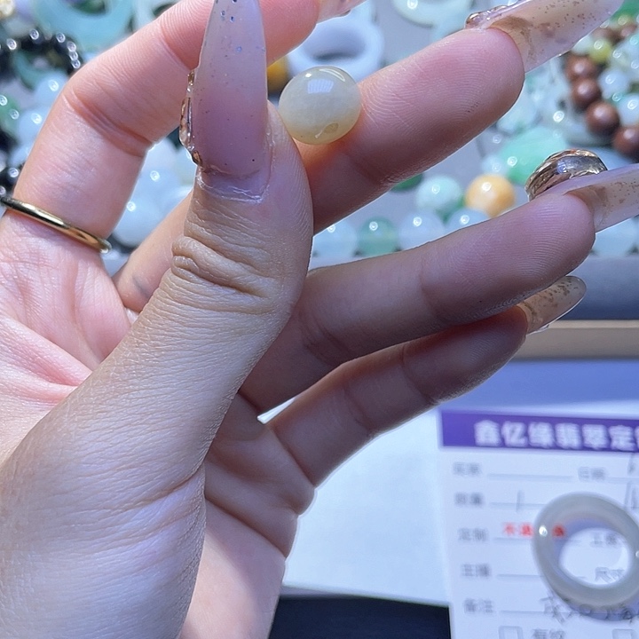 翡翠挂件未镶嵌翡翠