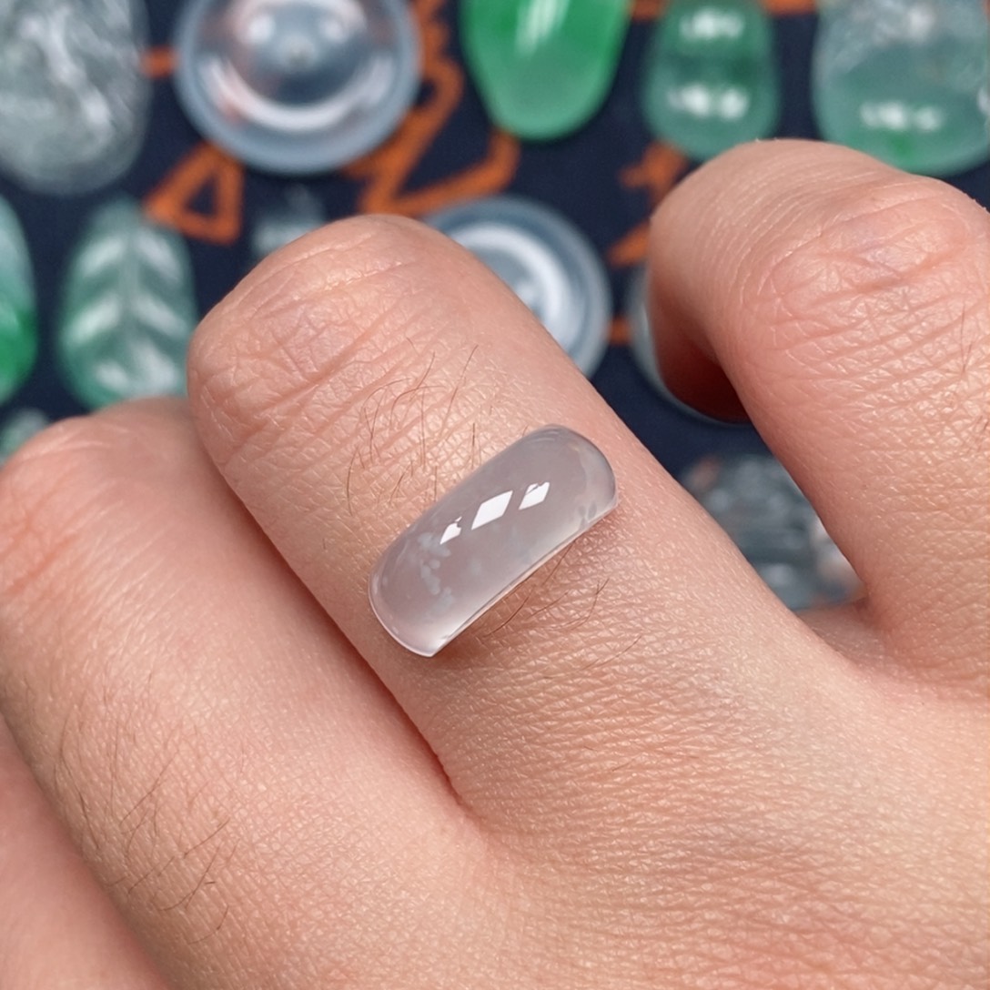 翡翠颈饰未镶嵌马鞍戒