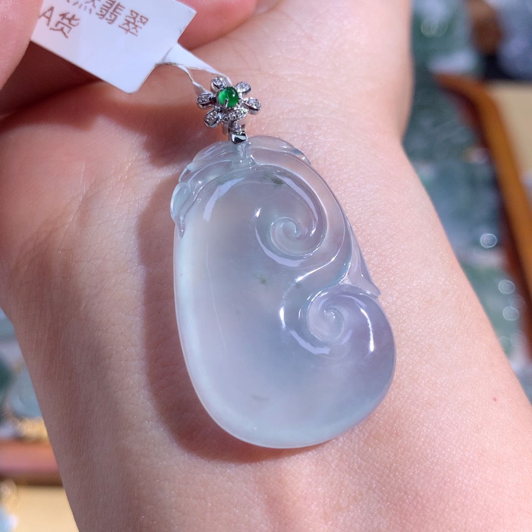 翡翠颈饰18K金镶嵌如意