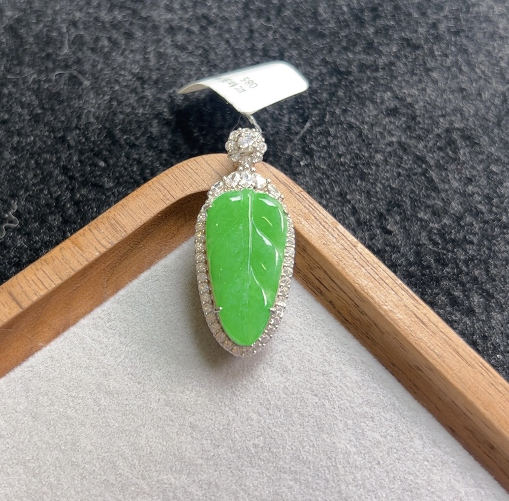 纯天然A货缅甸翡翠辣阳绿树叶吊坠18