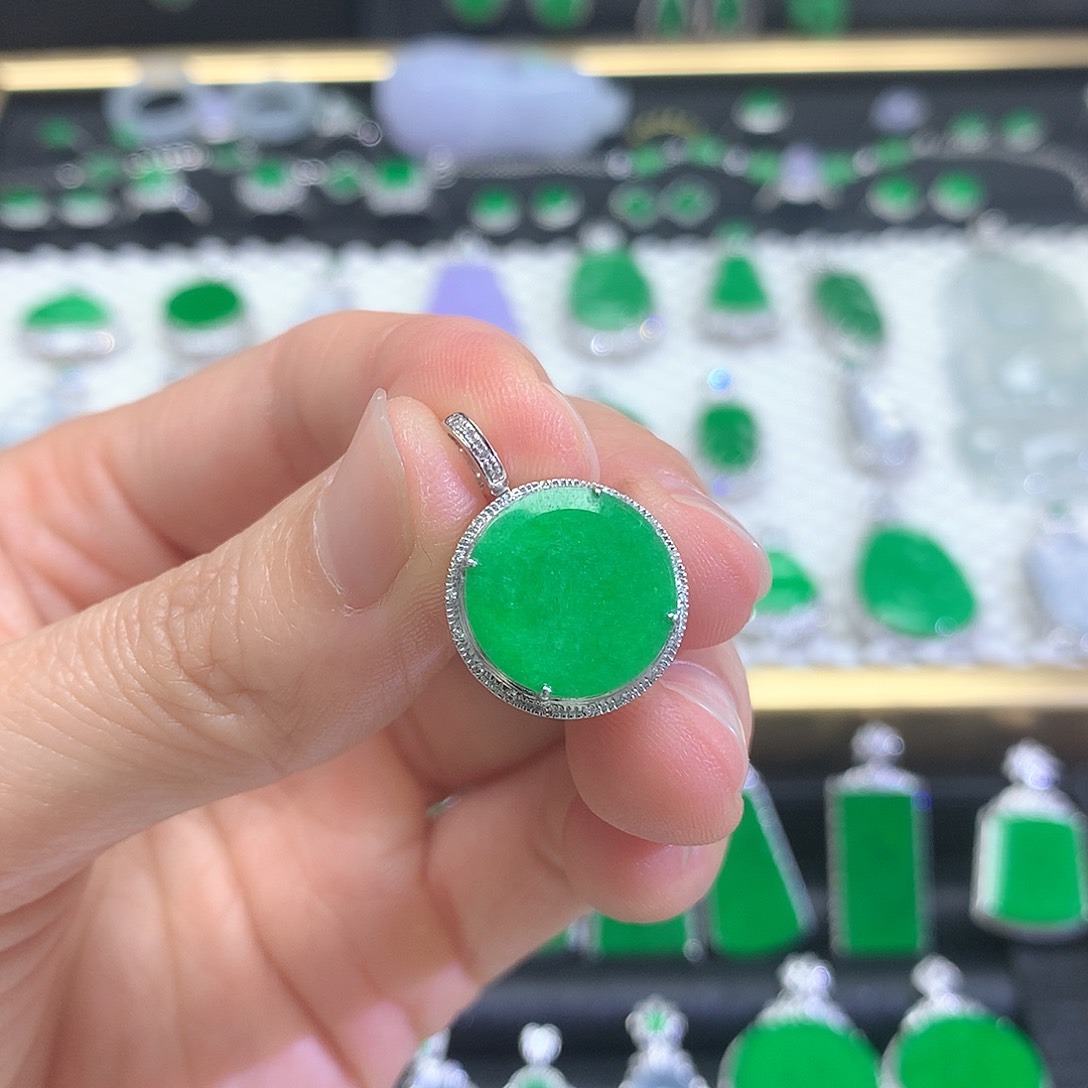 颈饰18K金镶嵌翡翠吊坠