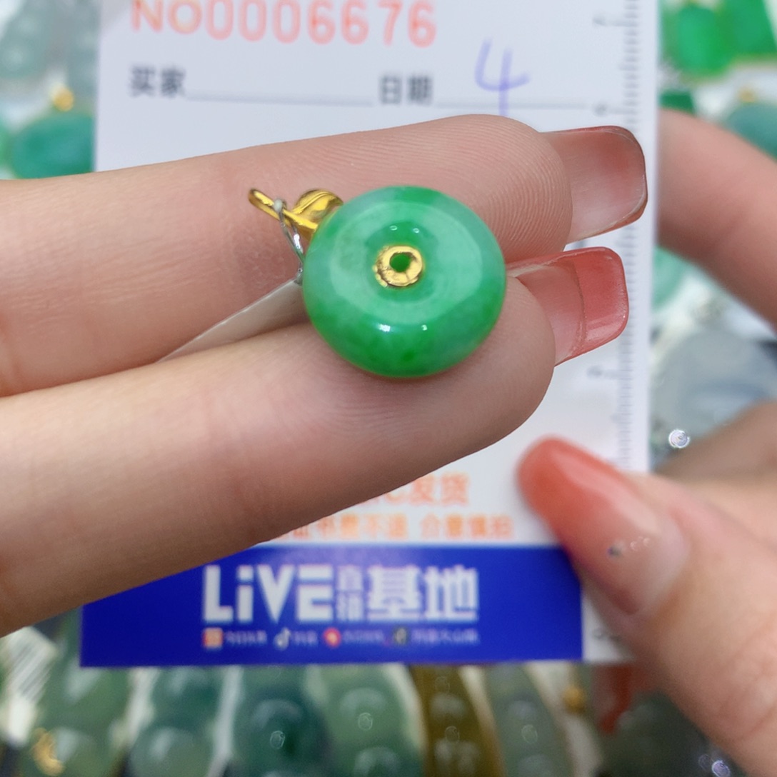 翡翠颈饰18K金镶嵌扣