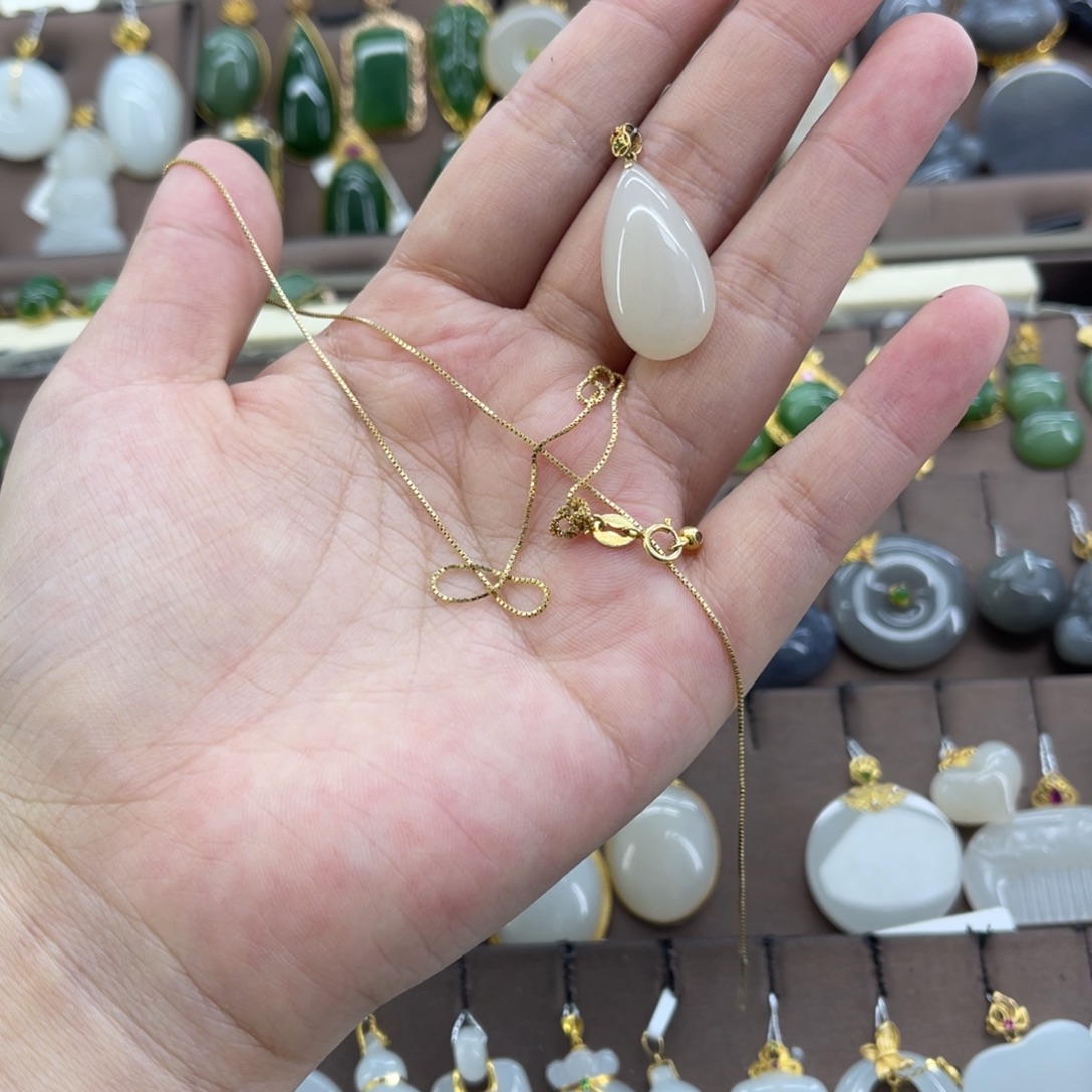 和田玉18K金镶嵌吊坠(赠链)