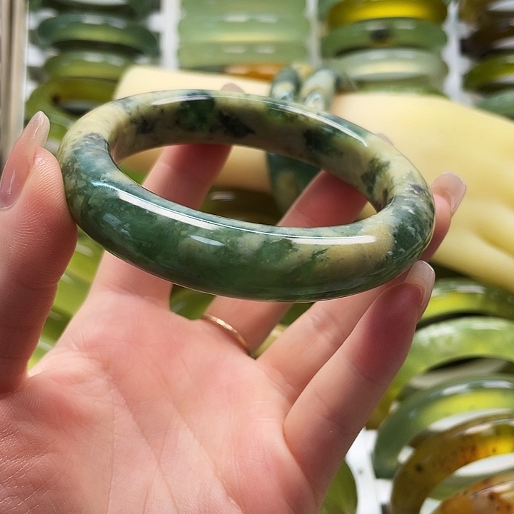 蛇纹石玉未镶嵌手镯