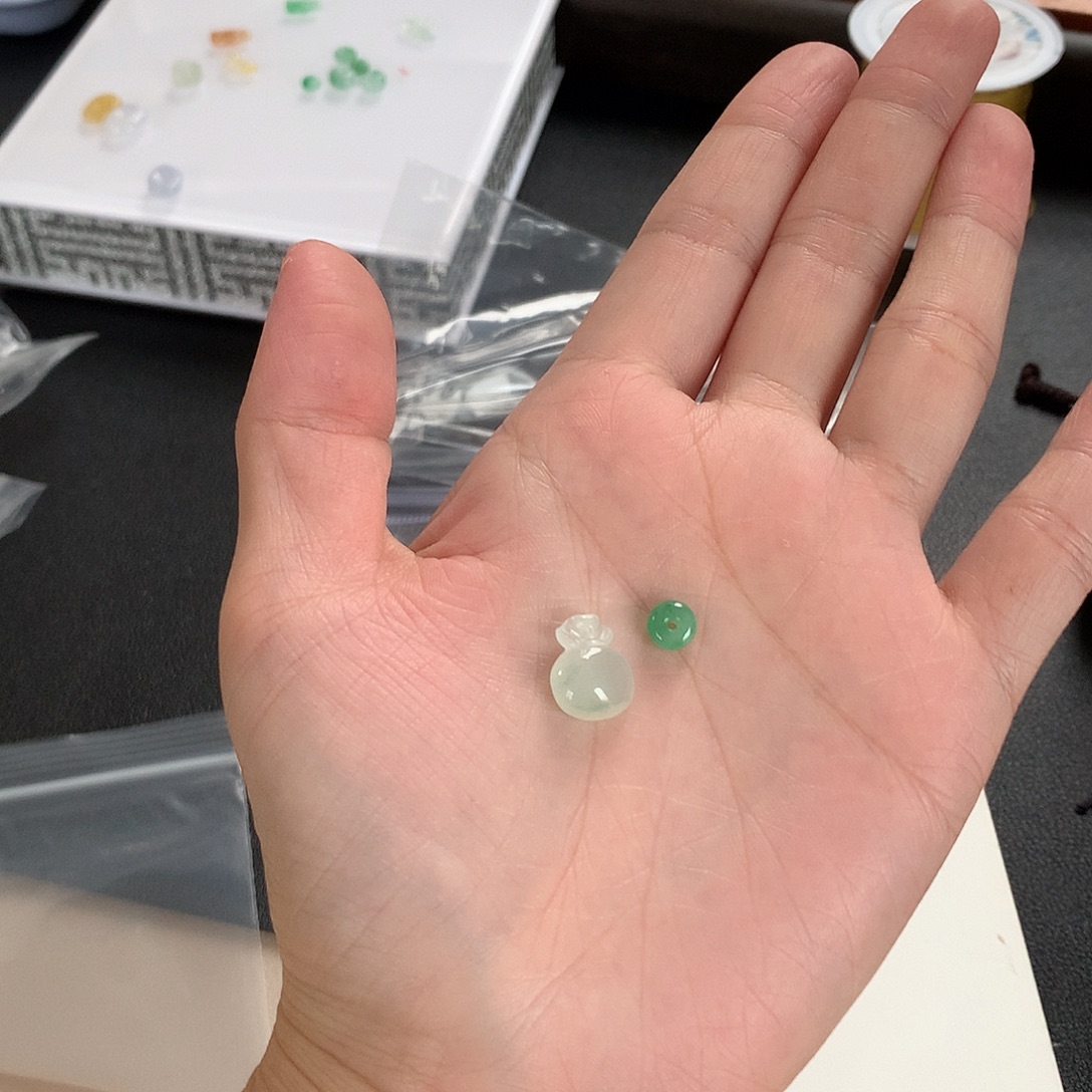 打***菜翡翠未镶嵌颈饰钱袋子一起