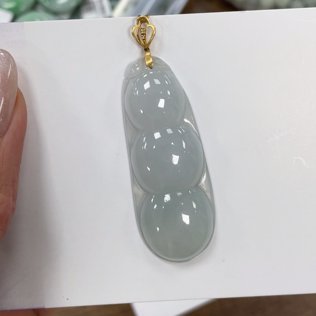 翡翠未镶嵌颈饰福豆
