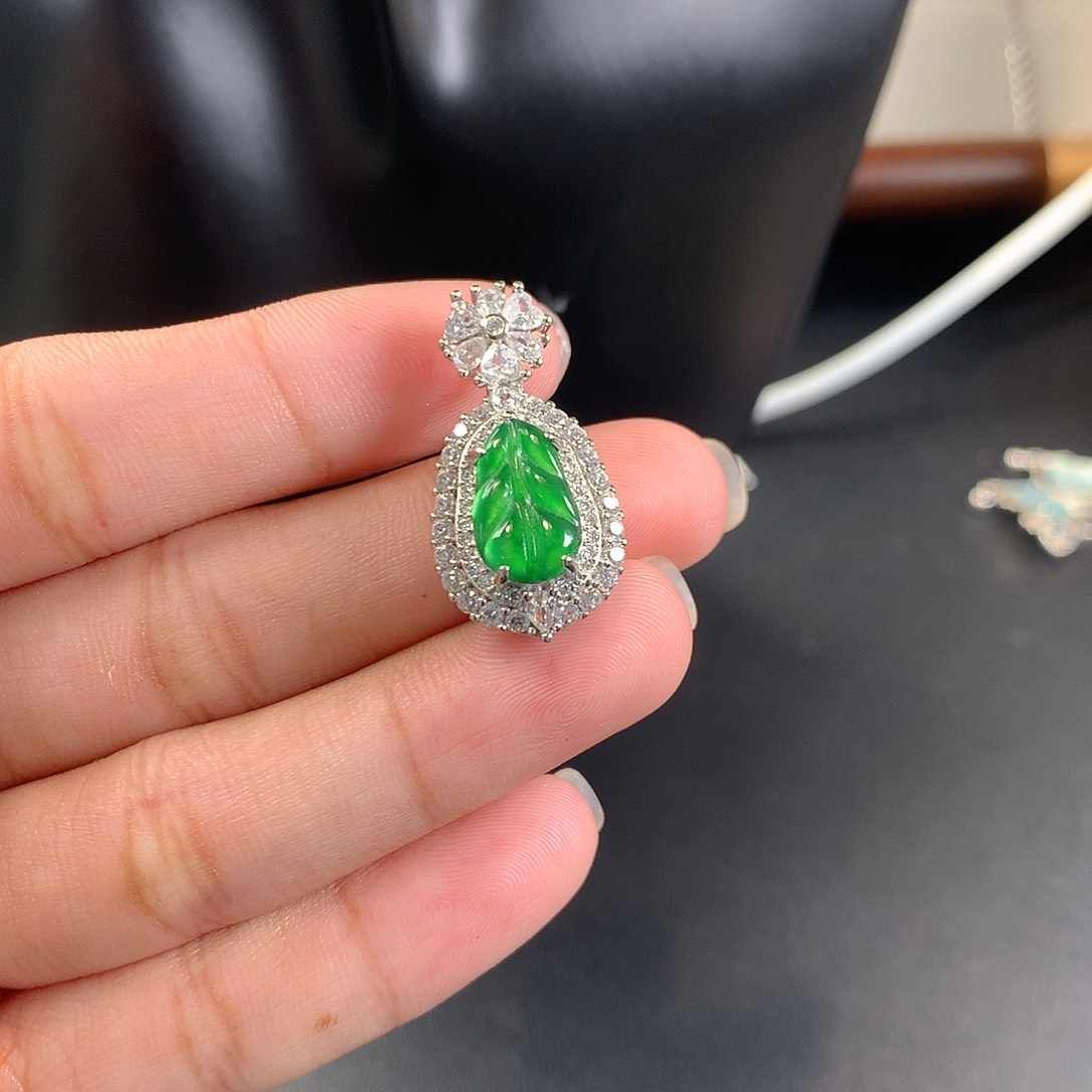 翡翠未镶嵌颈饰叶子