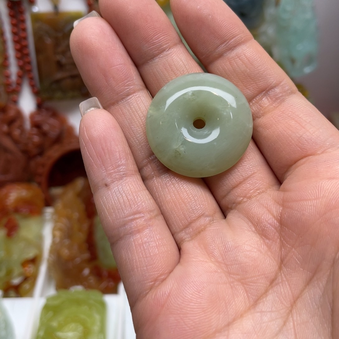 蛇纹石玉颈饰未镶嵌