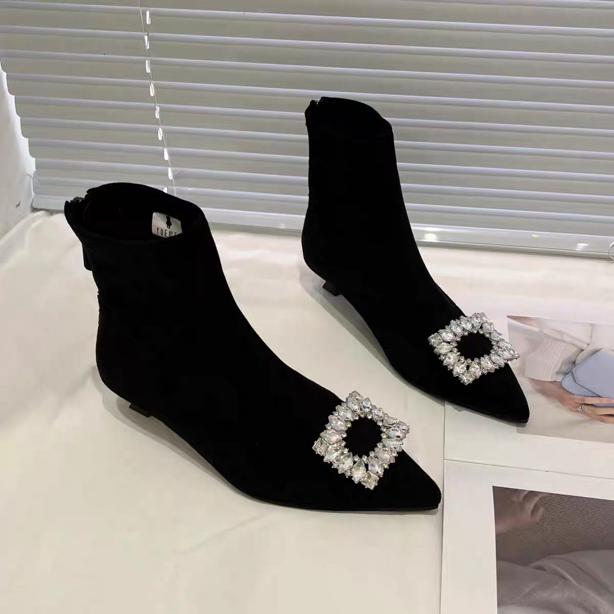 尖头黑色绒面水钻方扣短靴女气质低跟时尚弹力瘦瘦靴2025秋冬新款