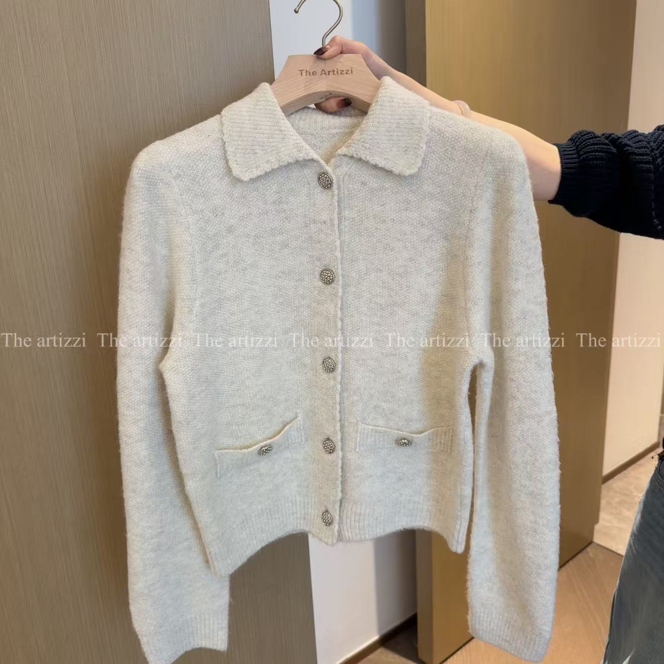 The Artizzi《初雪》翻领极简纯色长袖针织衫