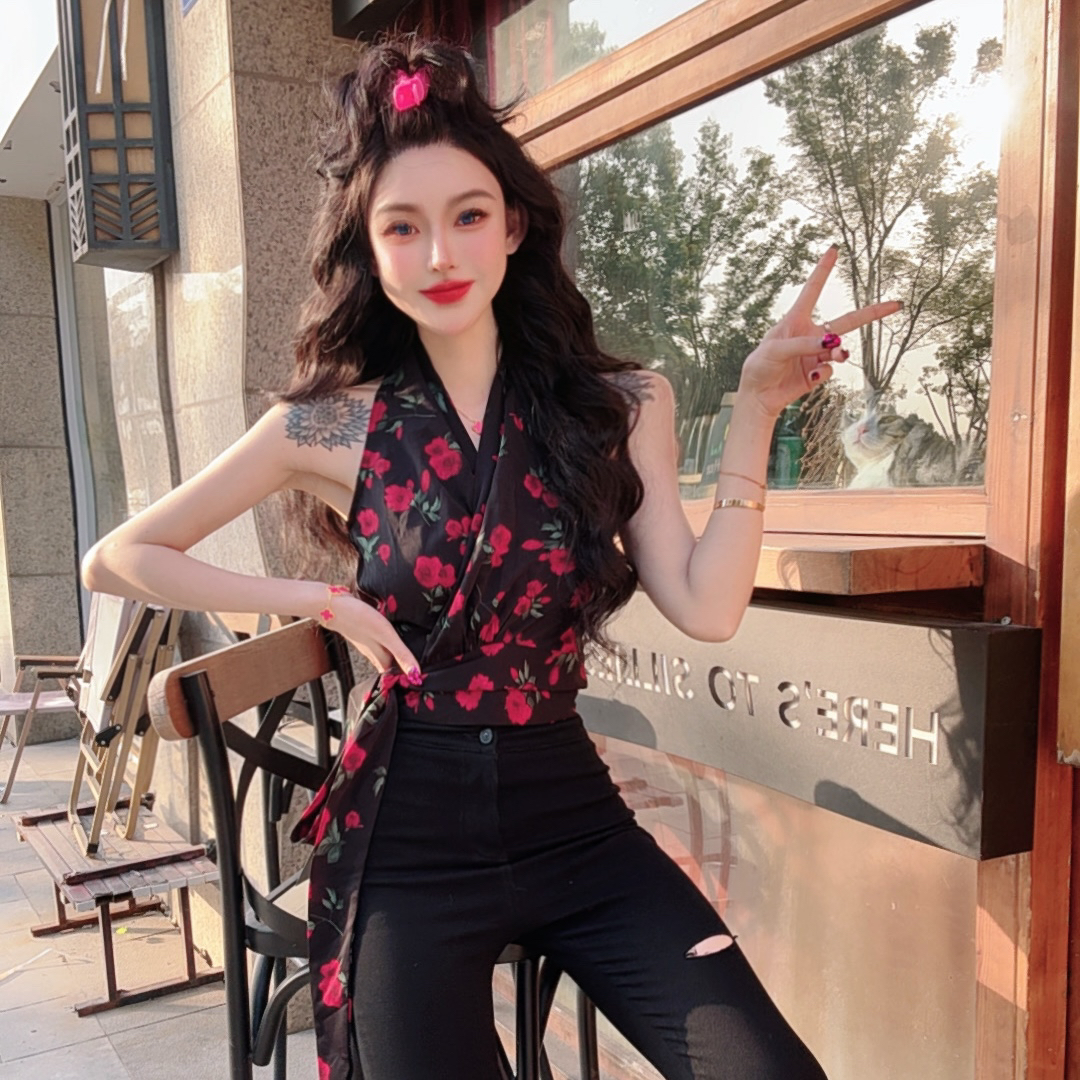 漂亮「花花世界」复古港风挂脖绑带玫瑰印花上衣