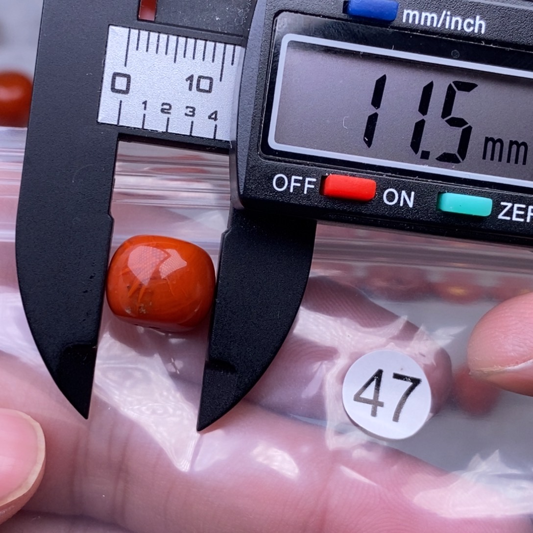 南红玛瑙未镶嵌配饰有瑕疵