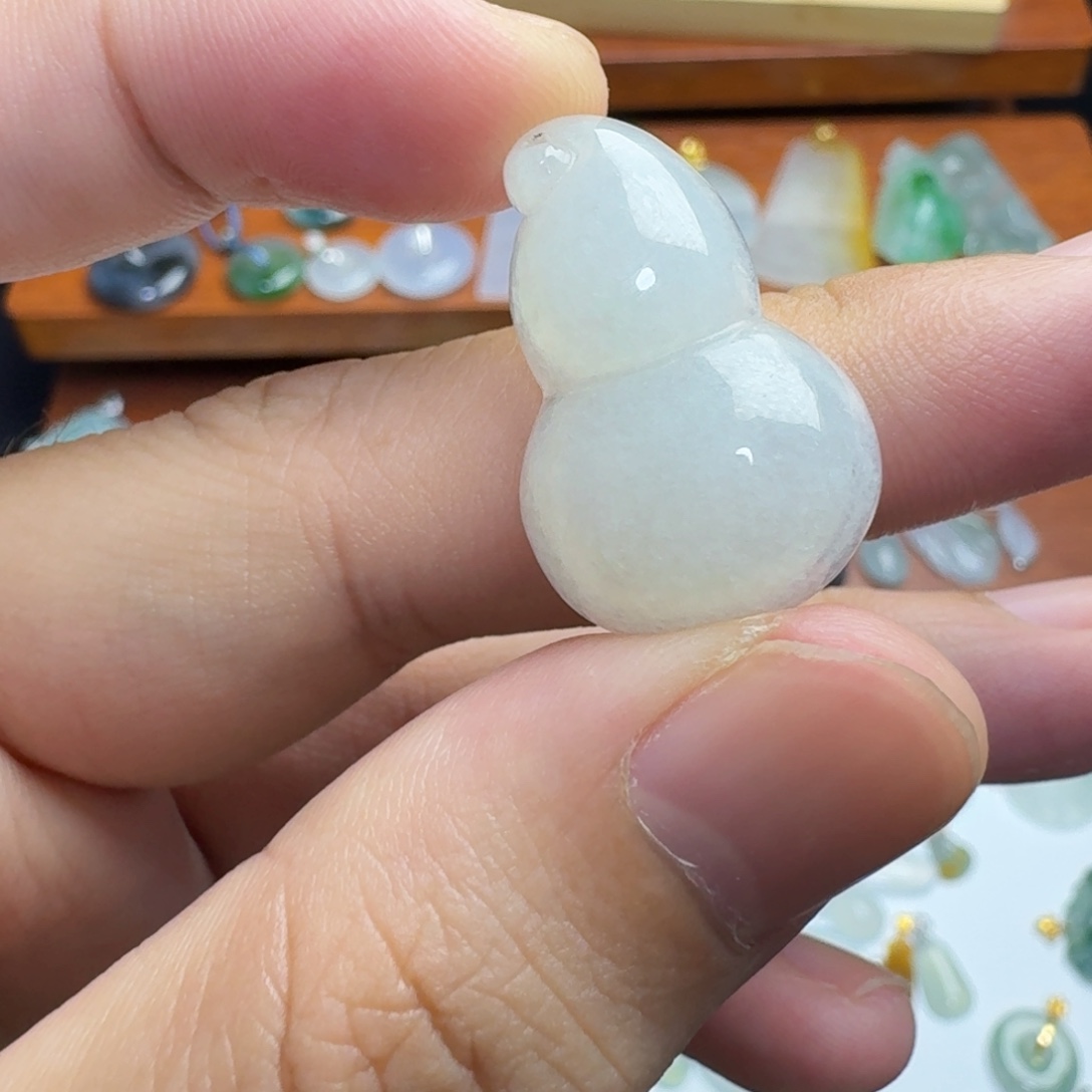 翡翠未镶嵌颈饰葫芦