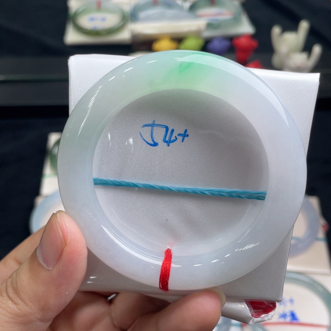 翡翠手镯未镶嵌翡翠手镯