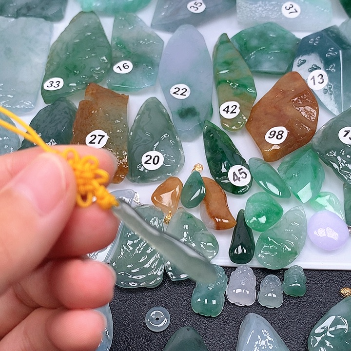 翡翠未镶嵌颈饰随型