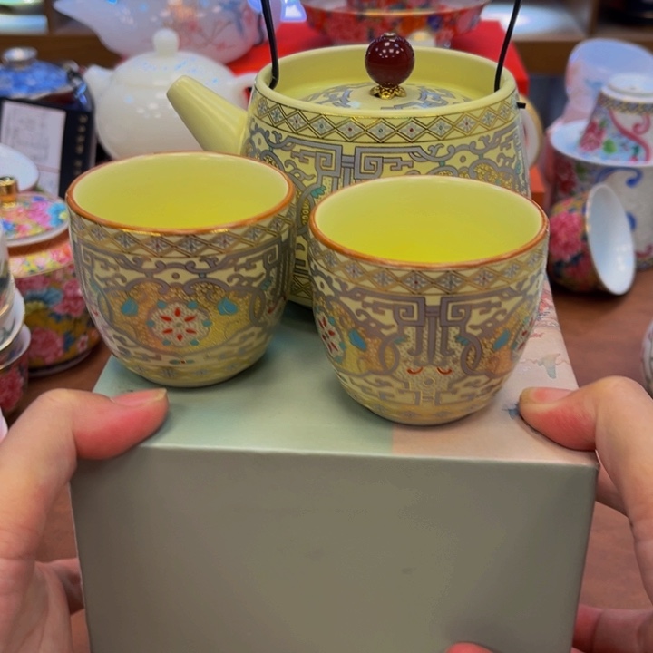 花花绿绿地在火山直播分享