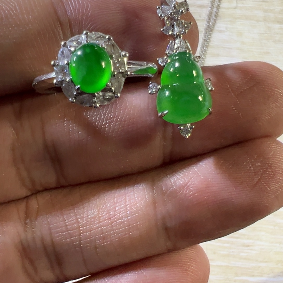 翡翠18K金镶嵌颈饰