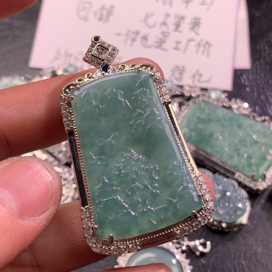 翡翠未镶嵌颈饰山水