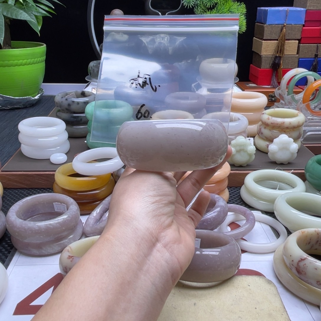 *****石英岩玉未镶嵌手镯