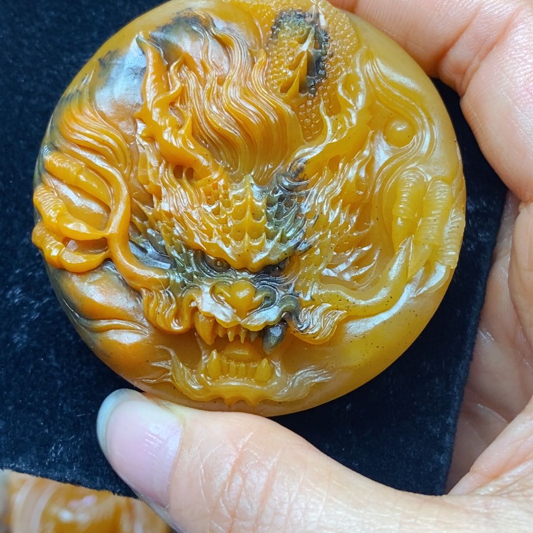 未镶嵌石英质玉（黄龙玉）颈饰