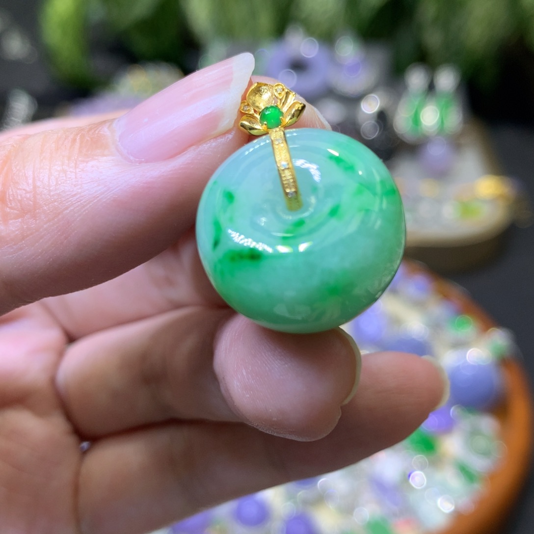 颈饰18K金镶嵌翡翠