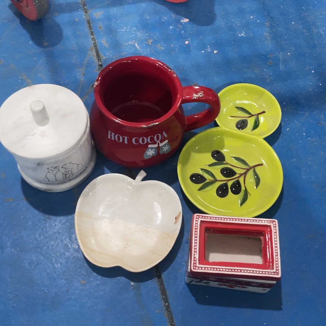 摆件高**发  磕碰。 封釉。       