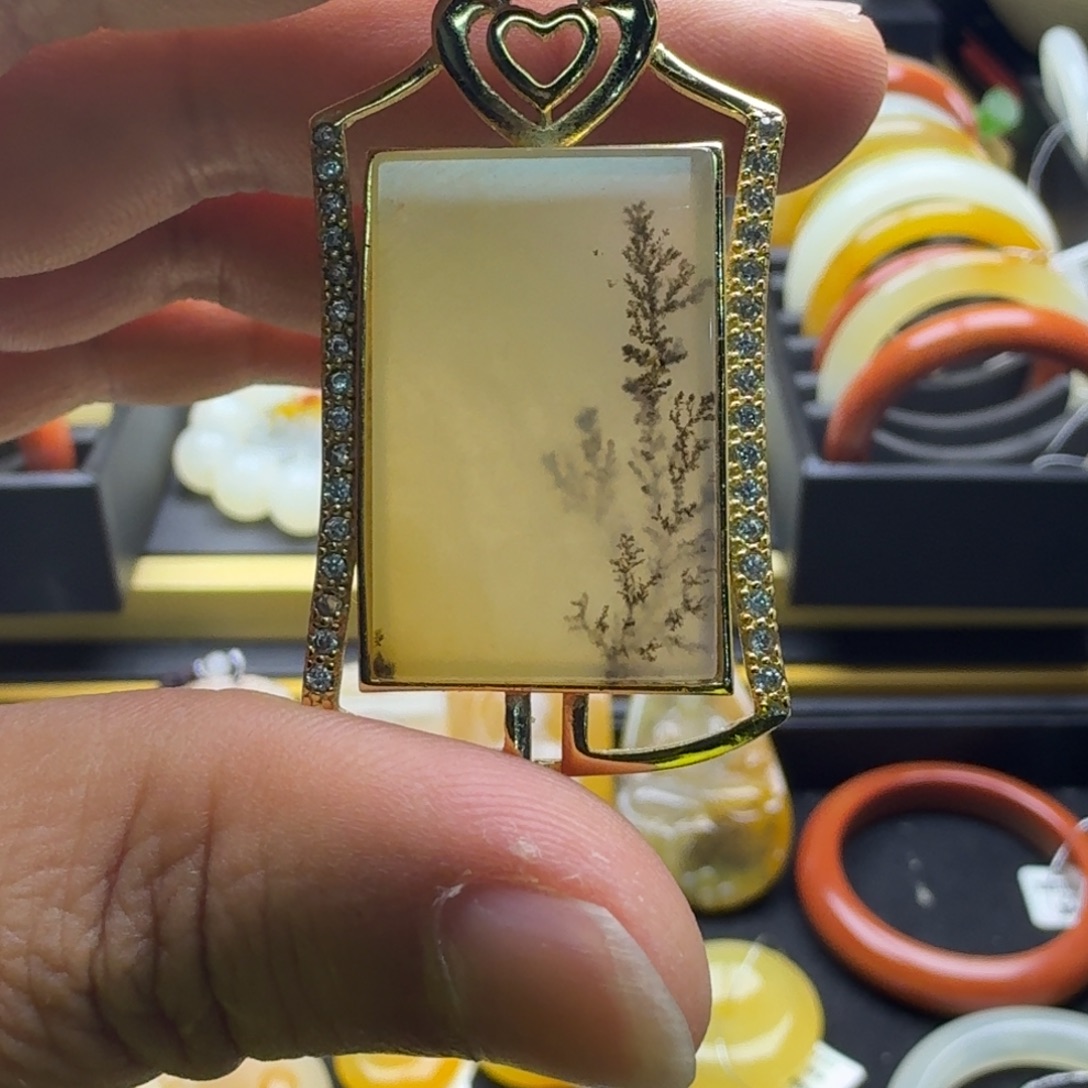 石英质玉（黄龙玉）未镶嵌颈饰水草花牌子
