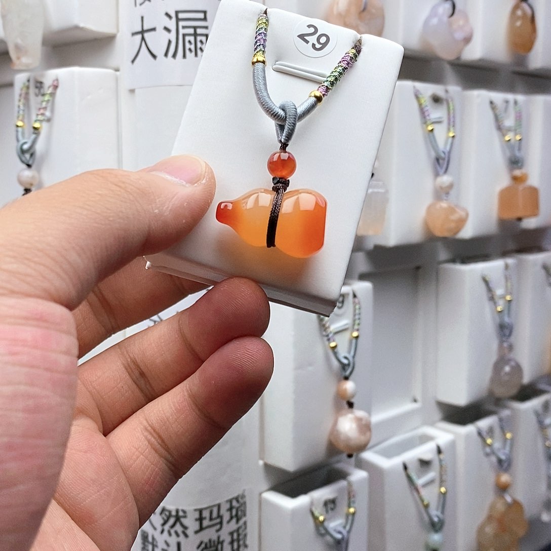 石英质玉颈饰未镶嵌尘***事