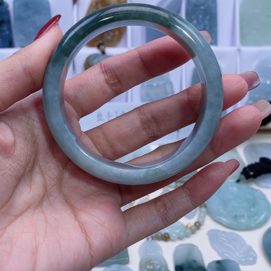 翡翠颈饰未镶嵌艺**行