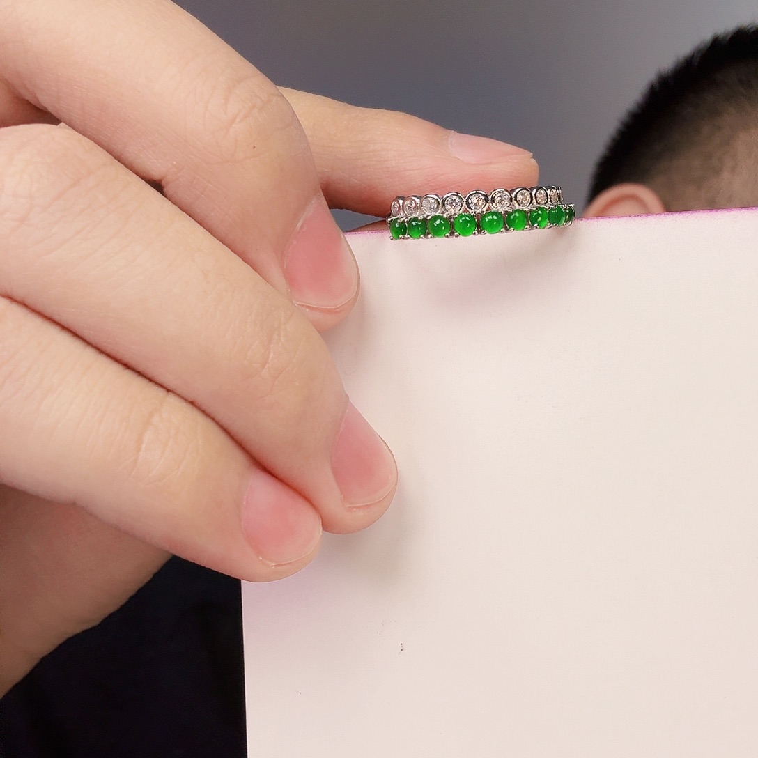 翡翠颈饰未镶嵌一件