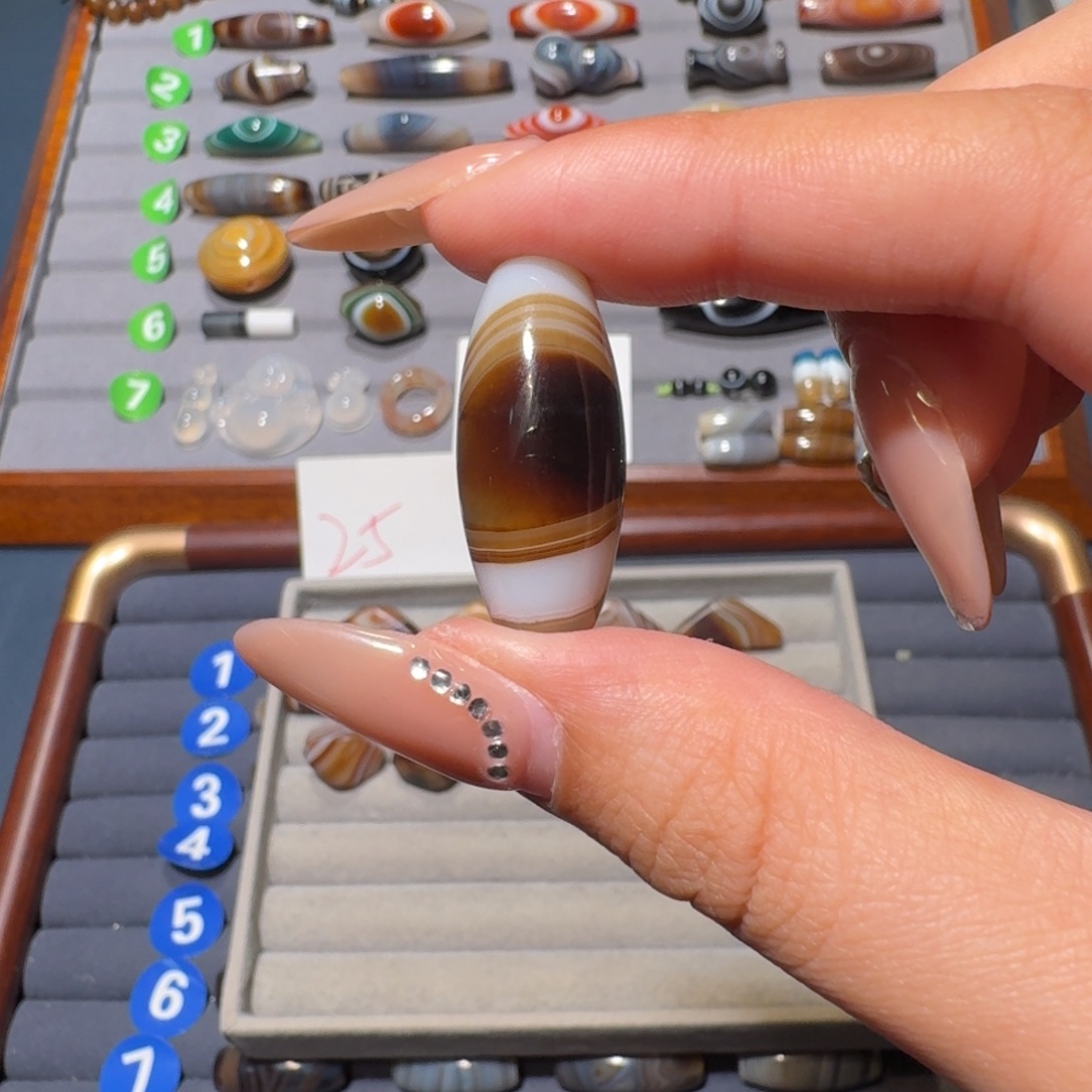 小***莉玛瑙/玉髓未镶嵌珠宝半成品