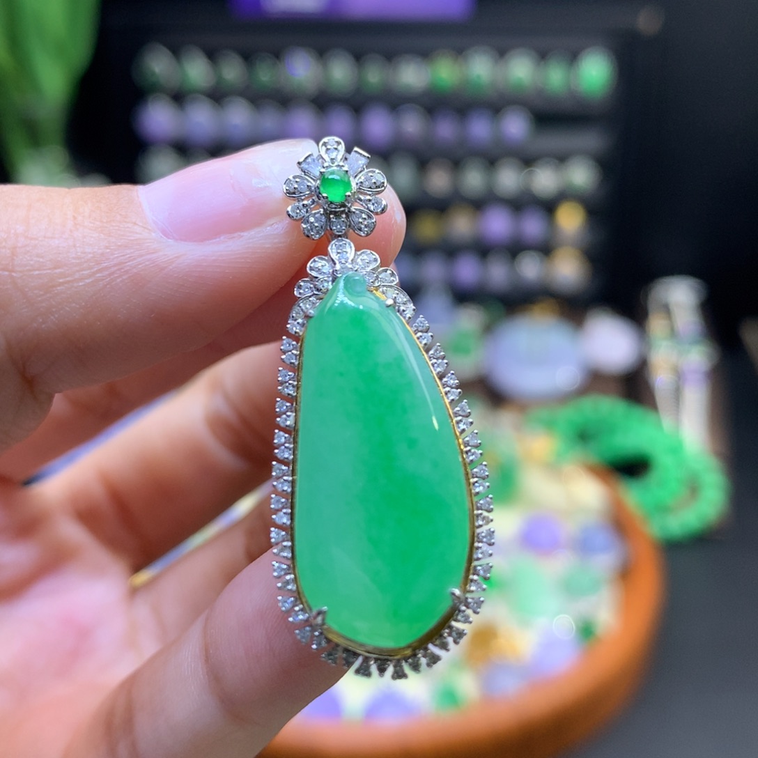 翡翠18K金镶嵌颈饰