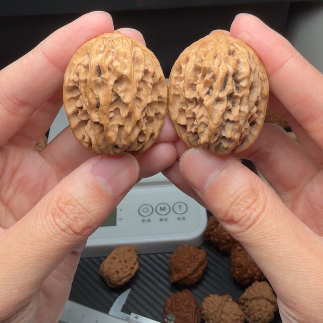 文玩核桃把件野生油蜡皮鸡心边36