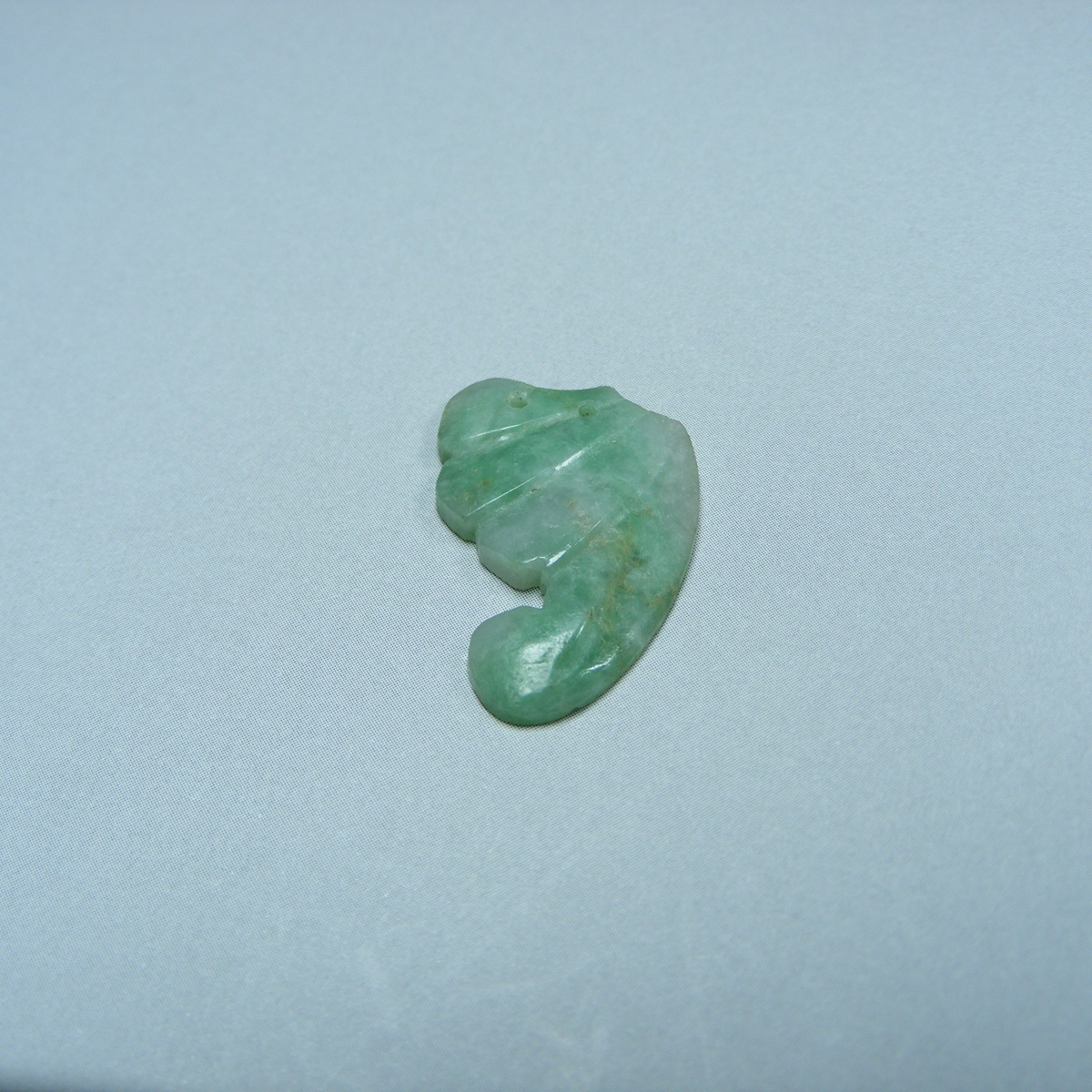 清中晚期A货白底青翡翠双孔带工的蝴蝶翅膀
