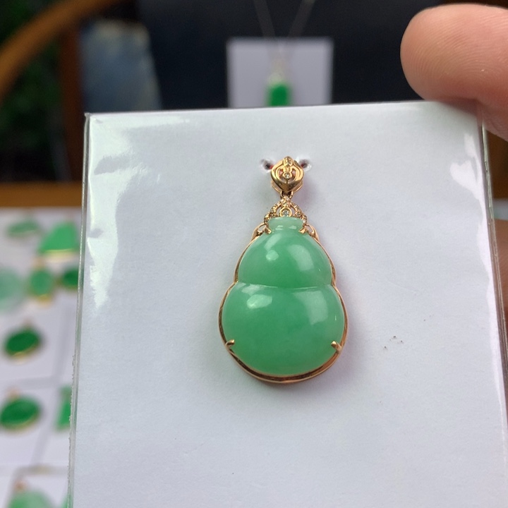 颈饰18K金镶嵌翡翠