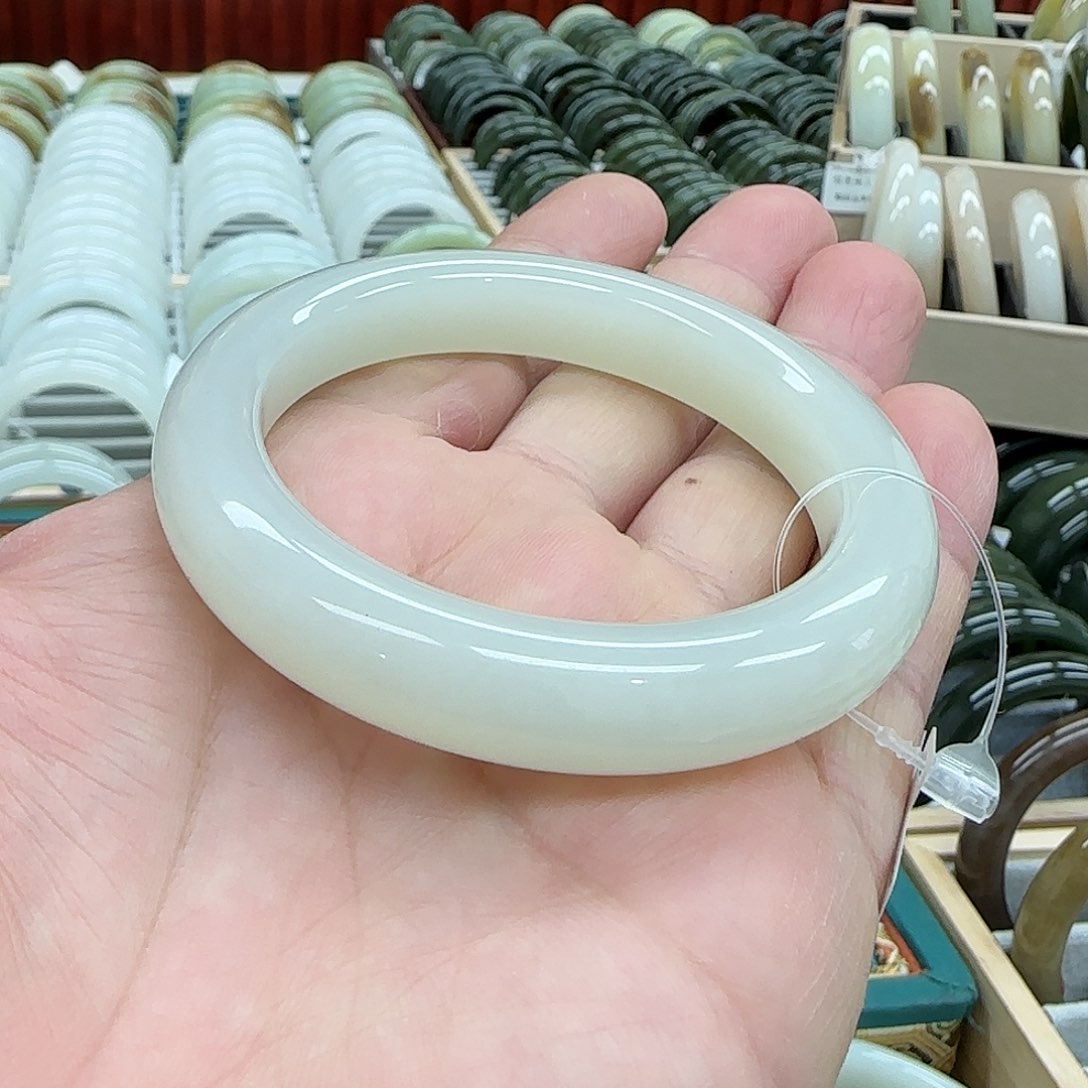 和田玉手镯未镶嵌半*